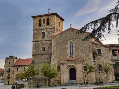 San Nicolas de Bari Kilisesi 'nin dış görünüşü, eski bir Fransisken manastırı, Aviles, İspanya