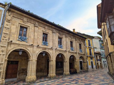 Aviles City, Asturias, İspanya 'da eski bir ev.