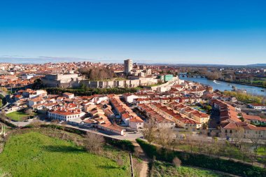 Zamora şehri, tepedeki Katedral manzarası ve tepedeki Olivares Barikatı, Zamora, Kastilya Leon, İspanya