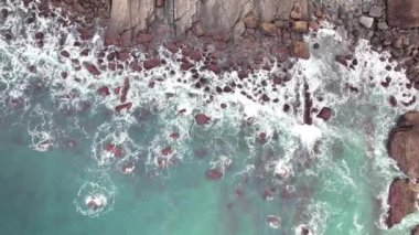 Kayalara vuran dalgaların havadan görünüşü, Cantabrian denizi, Colunga belediyesi, Asturias, İspanya 