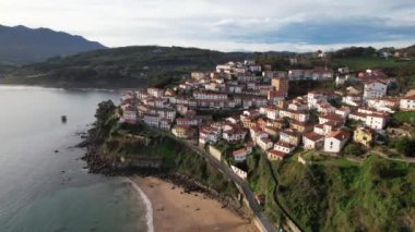 Lastres balıkçı köyü, hava manzarası, Asturias, İspanya, Avrupa