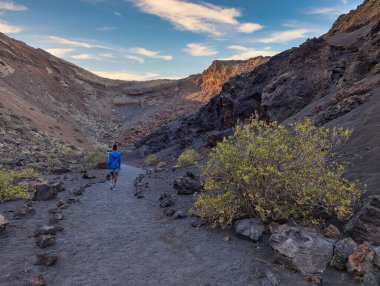 İspanya 'nın Lanzarote kentindeki Timanfaya volkanı Montana de las Lapas del Cuervo' nun içindeki patika.