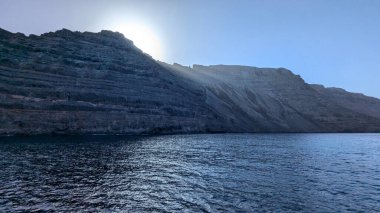 Lanzarote 'yi İspanya' nın Kanarya Adaları, La Graciosa 'dan ayıran doğal deniz suyu kanalı El Rio' dan görülen Famara uçurumları