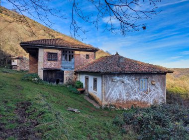 Santo Adriano del Monte köyü, 1981 'den beri yerleşim yok, Grado belediyesi, Asturias, İspanya