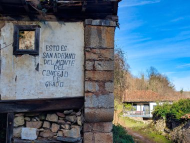 Santo Adriano del Monte köyü, 1981 'den beri yerleşim yok, Grado belediyesi, Asturias, İspanya