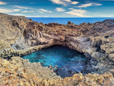 Volkanik bir kalderanın içindeki doğal havuz, Los Cocoteros, Lanzarote, Kanarya Adaları, İspanya