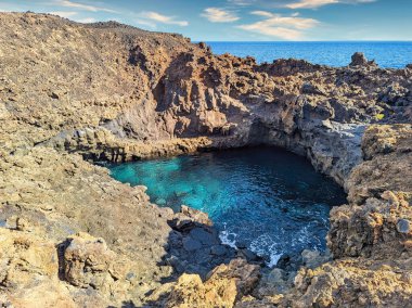 Volkanik bir kalderanın içindeki doğal havuz, Los Cocoteros, Lanzarote, Kanarya Adaları, İspanya