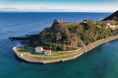 İspanya 'nın Asturias kentindeki Ribadesella köyündeki La Atalaya Dağı' nın havadan görünüşü