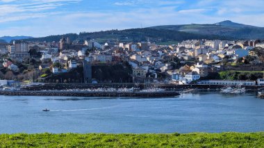 Eo nehrinin diğer kıyısından görülen Ribadeo, Asturias ve Galiçya, İspanya