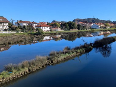 Evler ve Ribadesella Stuary, Asturias, İspanya