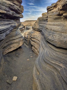 Geniş volkanik geçit. The Cracks ( Las Grietas ). Montana Blanca volkanının yamacı. Lanzarote, Kanarya Adaları, İspanya