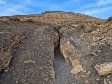 Geniş volkanik geçit. The Cracks ( Las Grietas ). Montana Blanca volkanının yamacı. Lanzarote, Kanarya Adaları, İspanya
