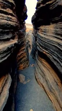 Geniş volkanik geçit. The Cracks ( Las Grietas ). Montana Blanca volkanının yamacı. Lanzarote, Kanarya Adaları, İspanya