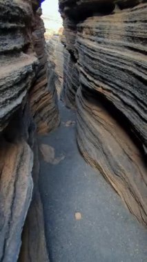 Geniş volkanik geçit. The Cracks ( Las Grietas ). Montana Blanca volkanının yamacı. Lanzarote, Kanarya Adaları, İspanya