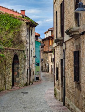 San Nicolas ya da Gastanaga Sarayı 'nın yanındaki sokak, 14 ve XV yüzyıllar, Llanes köyü, Asturias, İspanya