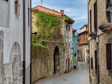 San Nicolas ya da Gastanaga Sarayı 'nın yanındaki sokak, 14 ve XV yüzyıllar, Llanes köyü, Asturias, İspanya