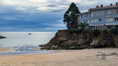 Sablon plajı, Llanes şehri kıyı şeridi, Asturias, İspanya