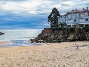 Sablon plajı, Llanes şehri kıyı şeridi, Asturias, İspanya