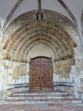 İspanya 'nın Asturias kentindeki Llanes köyündeki Santa Maria del Concejo Kilisesi
