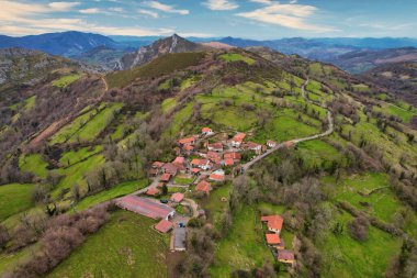 Dolia köyünün hava manzarası, Belmonte de Miranda Konseyi, Asturias, İspanya