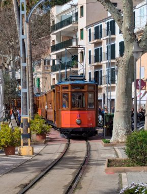 Soller ve Soller Limanı, Mallorca, Balearic Adaları, İspanya arasında çalışan klasik elektrikli tramvay