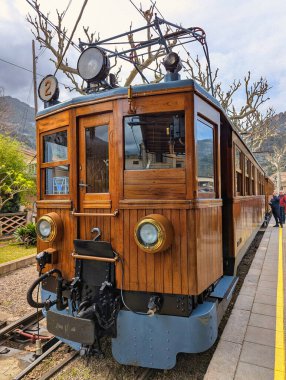 Soller ve Palma Mallorca, Balearic Adaları, İspanya arasındaki dağlardan geçen klasik elektrikli tren.