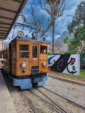Soller ve Palma Mallorca, Balearic Adaları, İspanya arasındaki dağlardan geçen klasik elektrikli tren.