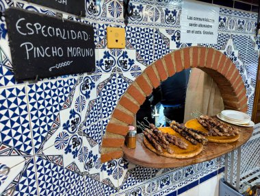 Pinchos morunos, İspanya 'nın Zampra kentindeki El Lobo El Rey de los Pinchitos barında Zamora şehrinin en ünlü tapası.