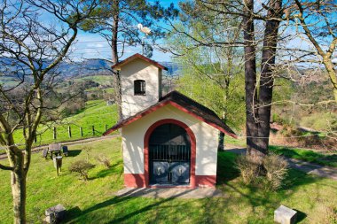 Yerli sanatçı Carlos Sierra tarafından yapılan sunakla birlikte, İsa 'nın Su Kilisesi, Lieres köyü, Siero belediyesi, Asturias, İspanya