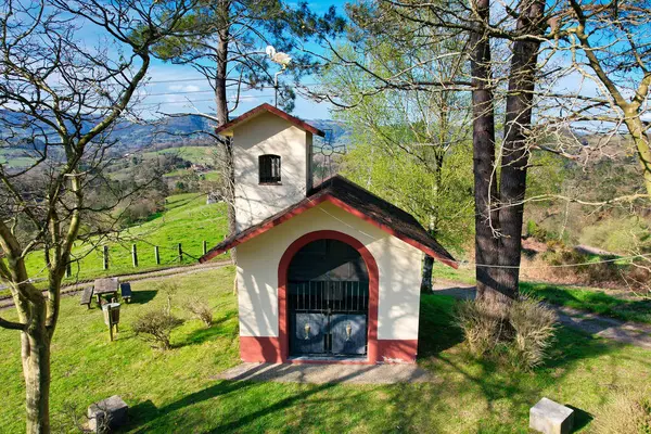 Yerli sanatçı Carlos Sierra tarafından yapılan sunakla birlikte, İsa 'nın Su Kilisesi, Lieres köyü, Siero belediyesi, Asturias, İspanya