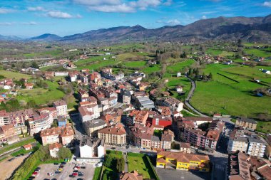 Nava köyü, hava manzaralı, Comarca de la Sidra, Asturias, İspanya