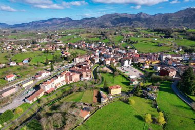 Nava köyü, hava manzaralı, Comarca de la Sidra, Asturias, İspanya