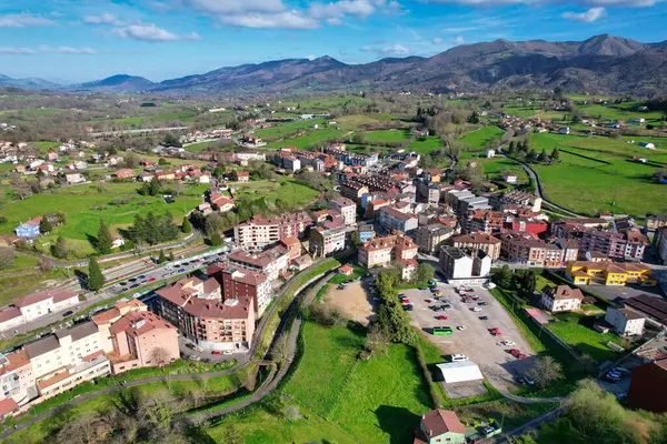Nava köyü, hava manzaralı, Comarca de la Sidra, Asturias, İspanya