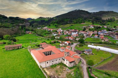 Cornellana, landmark Salas, Asturias, İspanya arasındaki Grado Camino de Santiago izinde eski manastır