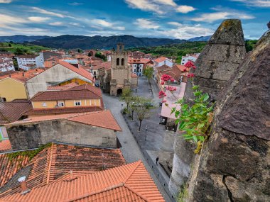 Valdes Salas Kulesi 'nin tepesinden görülen Salas köyü, Salas, Asturias, İspanya