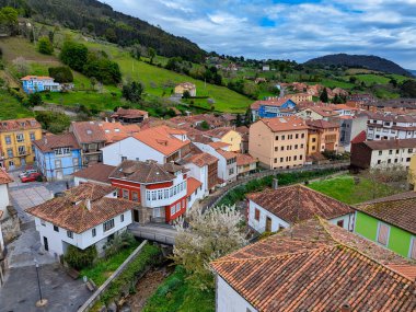 Valdes Salas Kulesi 'nin tepesinden görülen Salas köyü, Salas, Asturias, İspanya