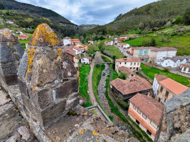Valdes Salas Kulesi 'nin tepesinden görülen Salas köyü, Salas, Asturias, İspanya