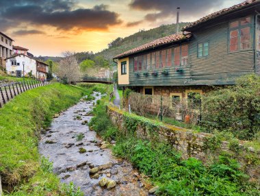 Valdes Salas Kulesi 'nin tepesinden görülen Salas köyü, Salas, Asturias, İspanya