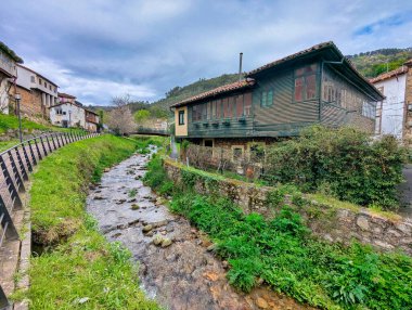 Salas köyünde nehir boyunca yürü, Saint James Yolu, Asturias, İspanya