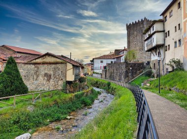 Salas köyünde nehir boyunca yürü, Saint James Yolu, Asturias, İspanya