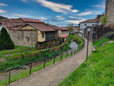 Salas köyünde nehir boyunca yürü, Saint James Yolu, Asturias, İspanya