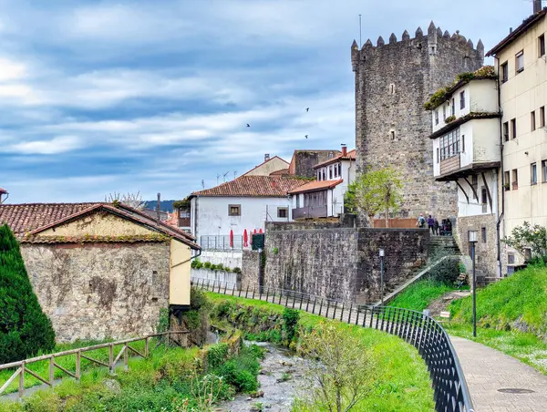 Salas köyünde nehir boyunca yürü, Saint James Yolu, Asturias, İspanya