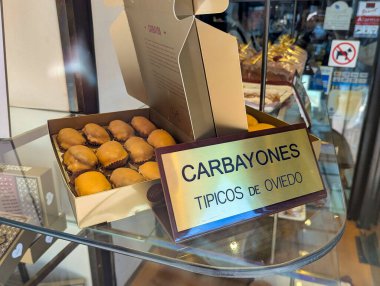 Oviedo, Asturias, İspanya; 13 Mayıs 2025: Carbayon, tipik bir Oviedo tatlısıdır.