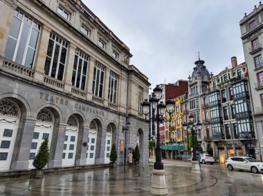 Yağmurlu bir günde Campoamor Tiyatrosu ve modernist binalar cephesi, Oviedo şehri, Asturias, İspanya