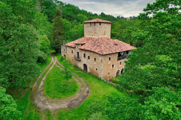Fuensanta, Nava, Asturias, İspanya 'daki Palacio de la Ferreria' nın (14.