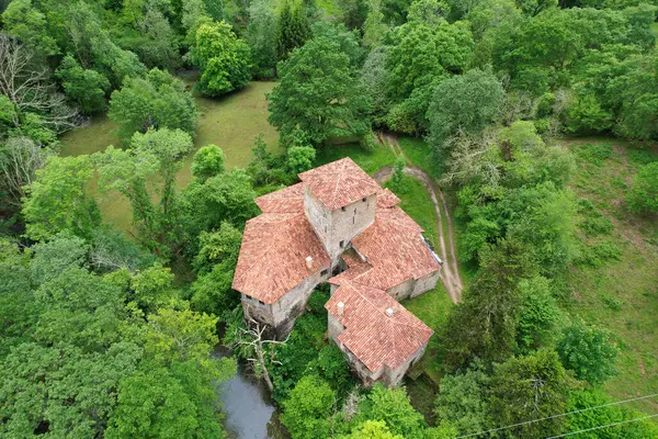 Fuensanta, Nava, Asturias, İspanya 'daki Palacio de la Ferreria' nın (14.