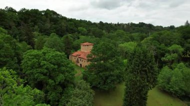Fuensanta, Nava, Asturias, İspanya 'daki Palacio de la Ferreria' nın (14.