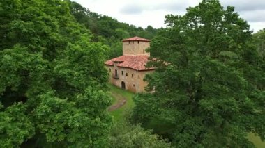 Fuensanta, Nava, Asturias, İspanya 'daki Palacio de la Ferreria' nın (14.