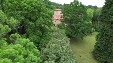 Fuensanta, Nava, Asturias, İspanya 'daki Palacio de la Ferreria' nın (14.