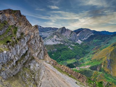 El Robezu tepesinden Somiedo vadisi ve arka plandaki La Peral köyü, Somiedo Doğal Parkı. Asturyalar. İspanya